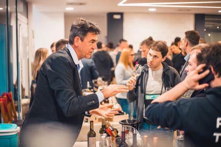 Pred okušanjem so prisluhnili vinarju s